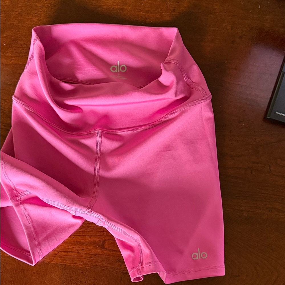 ALO Yoga Airlift Paradise Pink yoga Shorts - Picture 4 of 4